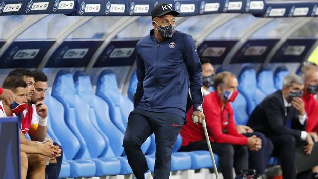 PSG's Kylian Mbappe walks using crutches after being injured during the French Cup soccer final match between Paris Saint Germain and Saint Etienne at Stade de France stadium, in Saint Denis, north of Paris, Friday July 24, 2020. (AP Photo/Francois Mori)