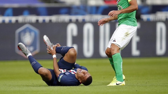 PSGs Kylian Mbappe, left, shouts in pain after being tackled by Saint-Etiennes Loic Perrin, right, during the French Cup soccer final match between Paris Saint Germain and Saint Etienne at Stade de France stadium, in Saint Denis, north of Paris, Friday July 24, 2020. (AP Photo/Francois Mori)