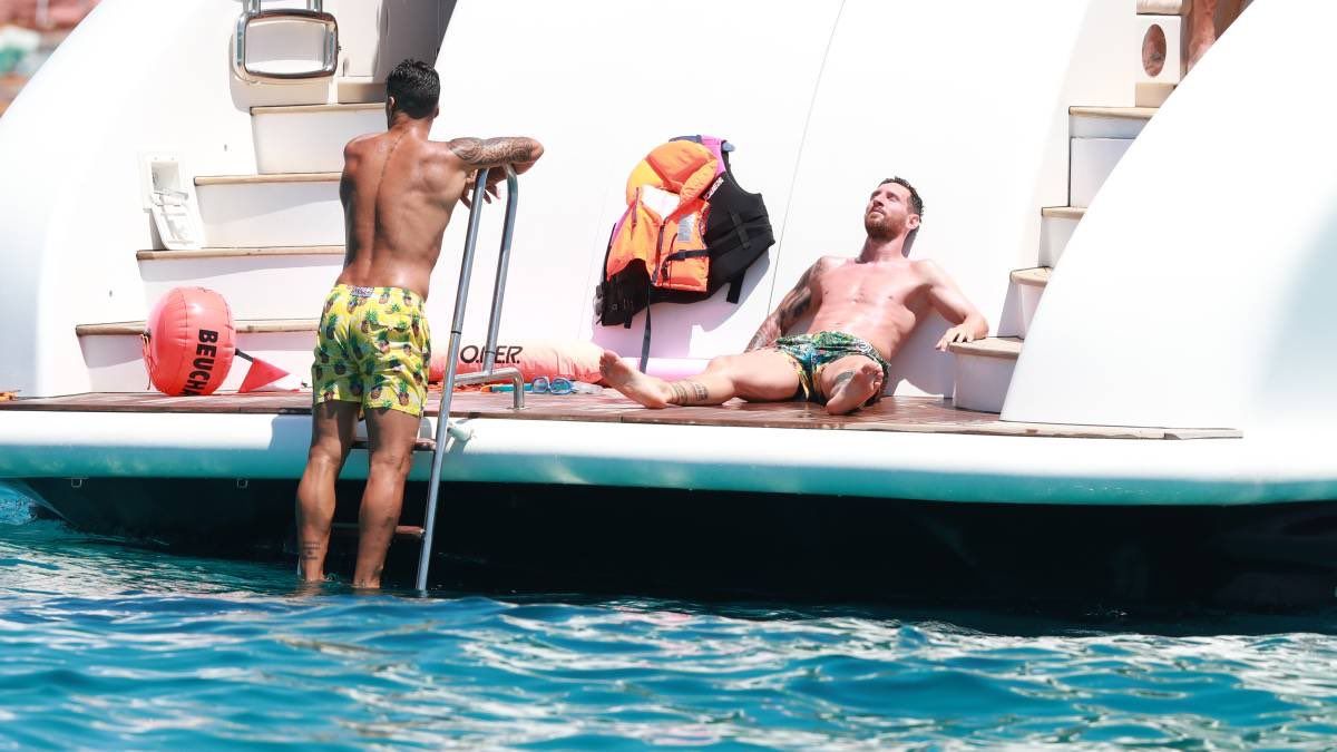 Lionel Messi dan Luis Suarez liburan bareng di atas kapal pesiar di Pulau Ibiza, Spanyol.