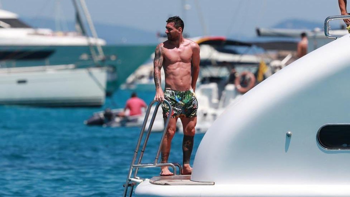 Lionel Messi mengisi waktu liburannya dengan berenang di laut lepas. (Foto: Twitter)