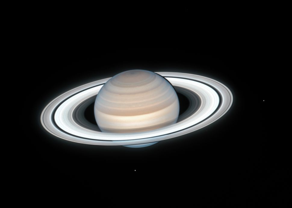 Terlihat belahan bagian utara Saturnus saat ini sedikit lebih memerah dan bagian selatannya sedikit lebih biru warnanya bila dibandingkan dengan hasil foto planet sebelumnya.
