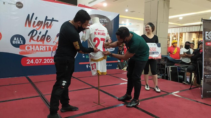 Pemain PSM Makassar melelang jersey untuk bantu korban banjir Masamba
