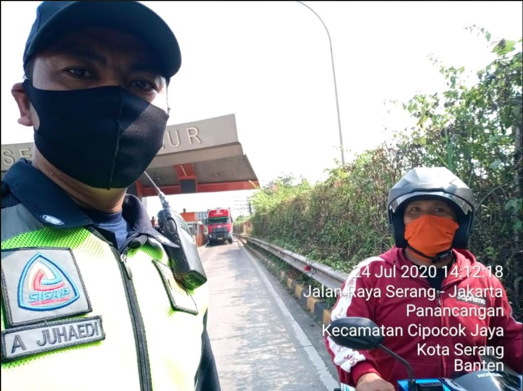 Nakal! 2 Pemotor Nekat Masuk Tol Tangerang-Merak Nakal! 2 Pemotor Nekat Masuk Tol Tangerang-Merak
