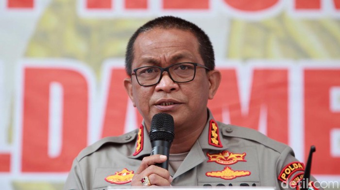 Polda Metro Jaya menggelar konferensi pers di Mapolda Jaya, Jakarta, Sabtu (25/7/2020) terkait kematian editor Metro TV, Yodi Prabowo. Polda Metro Jaya menyatakan kematian Yodi Prabowo karena bunuh diri dengan cara menusukkan pisau ke perut dan leher. Hadir dalam keterangan pers tersebut antara lain Kabid Humas Polda Metro Jaya Kombes Pol Yusri Yunus dan Ditreskrimum Polda Metro Jaya Kombes Tubagus Ade class=