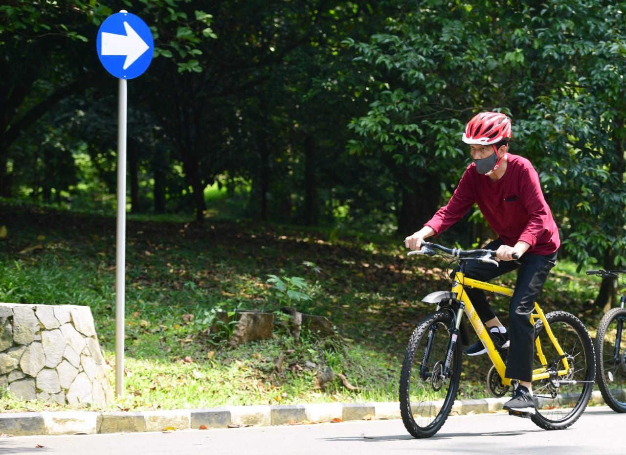 Presiden Jokowi sepedaan di Istana Bogor