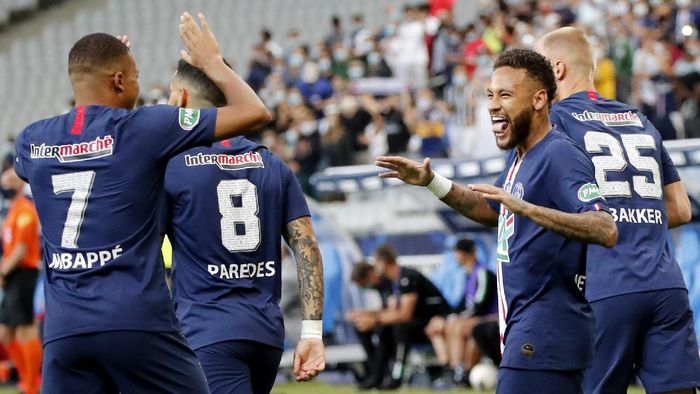 PSG PSGs Neymar, right, celebrates with his teammate Kylian Mbappe after scoring his sides first goal during the French Cup soccer final match between Paris Saint Germain and Saint Etienne at Stade de France stadium, in Saint Denis, north of Paris, Friday July 24, 2020. (AP Photo/Francois Mori)