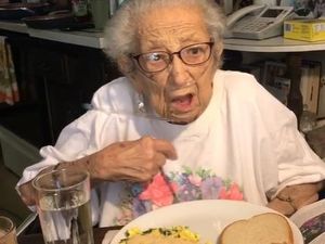 Nenek 89 Tahun Ungkap Rahasia Panjang Umur, Cuma Pakai Bawang Putih!