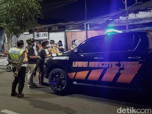 Polisi Bubarkan Warga yang Langgar Jam Malam, Tes Urine Bagi yang Bandel