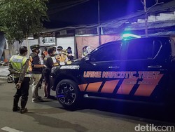 Polisi Bubarkan Warga yang Langgar Jam Malam, Tes Urine Bagi yang Bandel