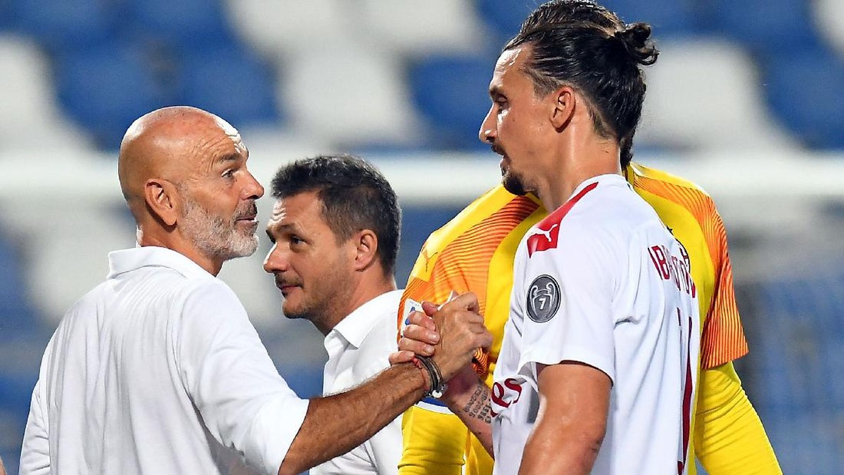 Pelatih AC Milan, Stefano Pioli, memuji Zlatan Ibrahimovic. (Foto: Getty Images/Alessandro Sabattini)