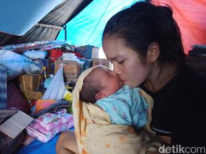 Kisah Ibu Korban Banjir Masamba Luwu Utara Melahirkan Saat Pengungsian Kisah Ibu Korban Banjir Masamba Luwu Utara Melahirkan Saat Pengungsian