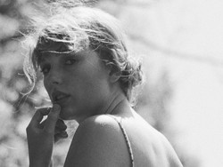 Taylor Swift Dandan dan Rias Rambut Sendiri di Video Klip Terbaru