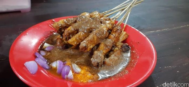 Sajikan sate kambing dalam piring bersama irisan bawang merah atau acar demi menjaga kadar kolesterol tetap stabil usai menyantapnya.