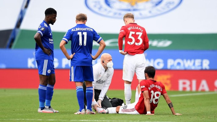 LEICESTER, ENGLAND - JULY 26: Bruno Fernandes of Manchester United receives treatment during the Premier League match between Leicester City and Manchester United at The King Power Stadium on July 26, 2020 in Leicester, England.Football Stadiums around Europe remain empty due to the Coronavirus Pandemic as Government social distancing laws prohibit fans inside venues resulting in all fixtures being played behind closed doors. (Photo by Michael Regan/Getty Images)