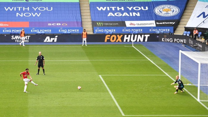 LEICESTER, ENGLAND - JULY 26: Bruno Fernandes of Manchester United scores the opening goal from the penalty spot during the Premier League match between Leicester City and Manchester United at The King Power Stadium on July 26, 2020 in Leicester, England.Football Stadiums around Europe remain empty due to the Coronavirus Pandemic as Government social distancing laws prohibit fans inside venues resulting in all fixtures being played behind closed doors. (Photo by Oli Scarff/Pool via Getty Images)