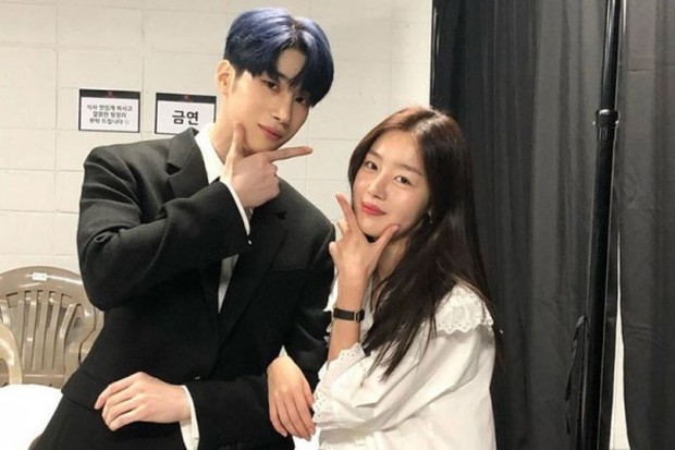 seungwoo dan sung hwa berfoto bersama