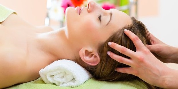 Kepala yang tengah dipijat