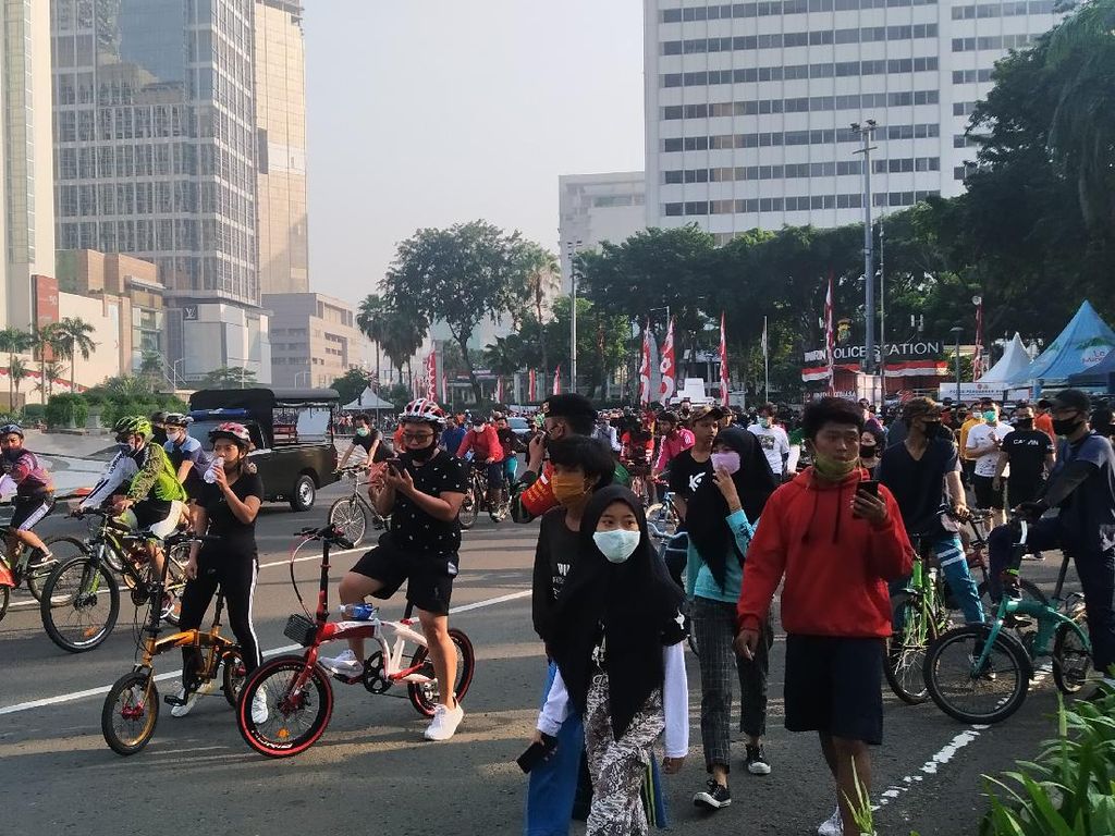 Bundaran HI Dipadati Pesepeda dan Warga yang Joging Meski Tak Ada CFD Bundaran HI Dipadati Pesepeda dan Warga yang Joging Meski Tak Ada CFD