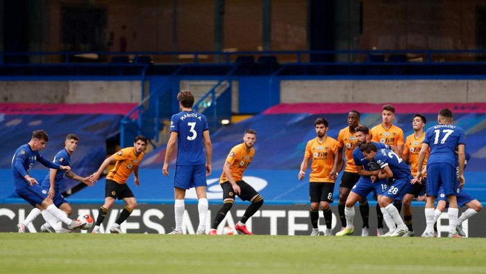 LONDON, ENGLAND - JULY 26: Mason Mount of Chelsea scores his teams first goal during the Premier League match between Chelsea FC and Wolverhampton Wanderers at Stamford Bridge on July 26, 2020 in London, England. Football Stadiums around Europe remain empty due to the Coronavirus Pandemic as Government social distancing laws prohibit fans inside venues resulting in all fixtures being played behind closed doors. (Photo by Daniel Leal-Olivas/Pool via Getty Images)