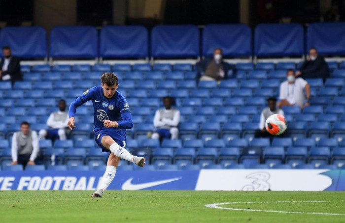 LONDON, ENGLAND - JULY 26: Mason Mount of Chelsea scores his teams first goal during the Premier League match between Chelsea FC and Wolverhampton Wanderers at Stamford Bridge on July 26, 2020 in London, England. Football Stadiums around Europe remain empty due to the Coronavirus Pandemic as Government social distancing laws prohibit fans inside venues resulting in all fixtures being played behind closed doors. (Photo by Daniel Leal-Olivas/Pool via Getty Images)