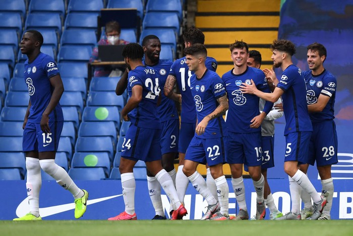 LONDON, ENGLAND - JULY 26: Mason Mount of Chelsea celebrates with teammates after scoring his teams first goal during the Premier League match between Chelsea FC and Wolverhampton Wanderers at Stamford Bridge on July 26, 2020 in London, England. Football Stadiums around Europe remain empty due to the Coronavirus Pandemic as Government social distancing laws prohibit fans inside venues resulting in all fixtures being played behind closed doors. (Photo by Daniel Leal-Olivas/Pool via Getty Images)