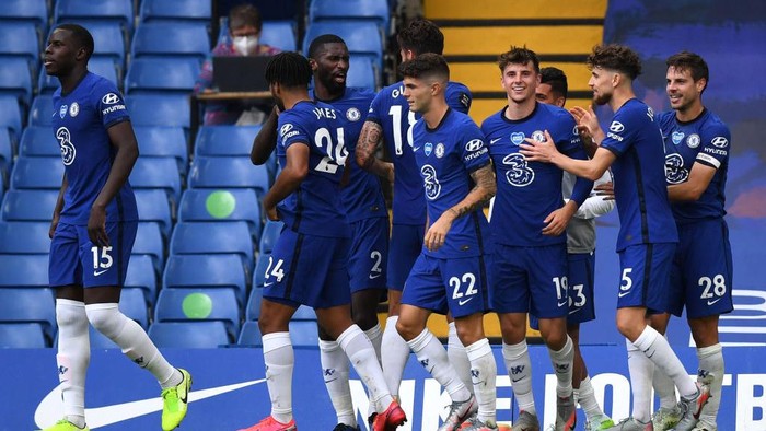 LONDON, ENGLAND - JULY 26: Mason Mount of Chelsea celebrates with teammates after scoring his teams first goal during the Premier League match between Chelsea FC and Wolverhampton Wanderers at Stamford Bridge on July 26, 2020 in London, England. Football Stadiums around Europe remain empty due to the Coronavirus Pandemic as Government social distancing laws prohibit fans inside venues resulting in all fixtures being played behind closed doors. (Photo by Daniel Leal-Olivas/Pool via Getty Images)
