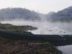 Brrr! Telaga Dieng Ini juga Berselimut Es