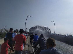 Flyover Summarecon Kota Bekasi Disemprot Disinfektan Usai CFD