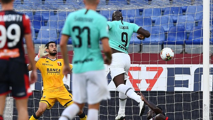 GENOA, ITALY - JULY 25: Romelu Lukaku of Inter (2nd from right) scores a goal during the Serie A match between Genoa CFC and  FC Internazionale at Stadio Luigi Ferraris on July 25, 2020 in Genoa, Italy. (Photo by Paolo Rattini/Getty Images)