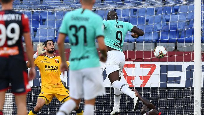Genoa vs Inter Milan GENOA, ITALY - JULY 25: Romelu Lukaku of Inter (2nd from right) scores a goal during the Serie A match between Genoa CFC and FC Internazionale at Stadio Luigi Ferraris on July 25, 2020 in Genoa, Italy. (Photo by Paolo Rattini/Getty Images)