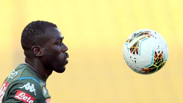 PARMA, ITALY - JULY 22: Kalidou Koulibaly of SSC Napoli eyes the ball during the Serie A match between Parma Calcio and SSC Napoli at Stadio Ennio Tardini on July 22, 2020 in Parma, Italy.  (Photo by Gabriele Maltinti/Getty Images)