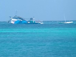 Terhempas Gelombang Tinggi, Kapal Barang Bocor Tabrak Karang di Sumenep