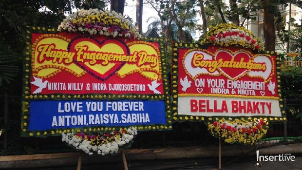 Karangan Bunga lamaran Nikita Willy dan Indra Priawan