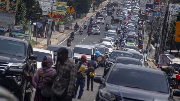 Waduh! Jalan Raya Puncak Macet Banget