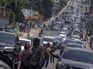 Waduh! Jalan Raya Puncak Macet Banget