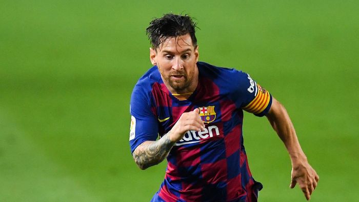 BARCELONA, SPAIN - JULY 16: Lionel Messi of FC Barcelona runs with the ball during the Liga match between FC Barcelona and CA Osasuna at Camp Nou on July 16, 2020 in Barcelona, Spain. (Photo by David Ramos/Getty Images)