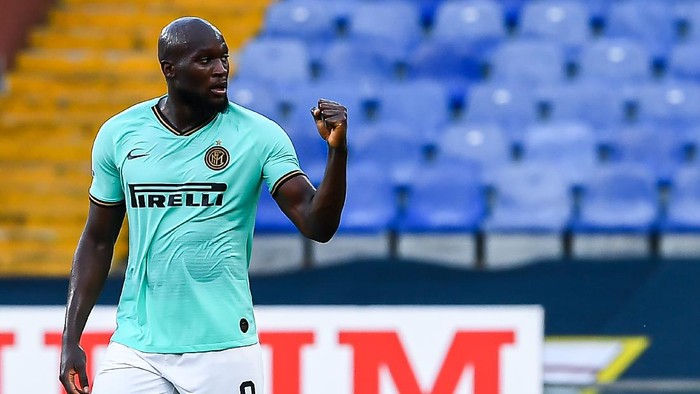 GENOA, ITALY - JULY 25: Romelu Lukaku of Inter celebrates after scoring a goal during the Serie A match between Genoa CFC and  FC Internazionale at Stadio Luigi Ferraris on July 25, 2020 in Genoa, Italy. (Photo by Paolo Rattini/Getty Images)