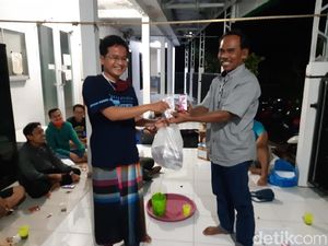 Jaga Imunitas Warga Jelang Salat Idul Adha, Masjid Ini Bagikan Vitamin Jaga Imunitas Warga Jelang Salat Idul Adha, Masjid Ini Bagikan Vitamin