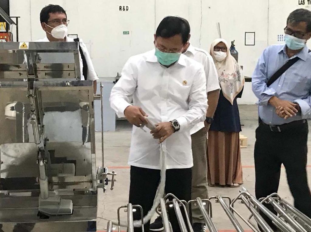Menkes Tinjau Pabrik Alkes Dalam Negeri Menkes Tinjau Pabrik Alkes Dalam Negeri