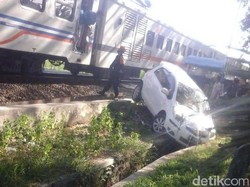 Mobil Tertabrak Kereta Api di Perlintasan Tanpa Palang Pintu, 2 Penumpang Syok