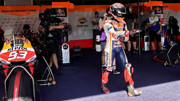 Repsol Honda Team's Spanish rider Marc Marquez gets ready to take part in the third MotoGP free practice session of the Andalucia Grand Prix at the Jerez race track in Jerez de la Frontera on July 25, 2020. (Photo by JAVIER SORIANO / AFP)