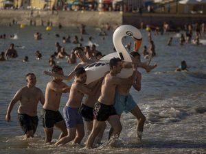 Bar Hingga Pantai di Spanyol Ditutup Karena Jadi Hotspot Corona Bar Hingga Pantai di Spanyol Ditutup Karena Jadi Hotspot Corona