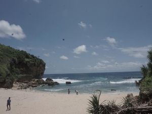 Nyeleneh, tapi Namanya Memang Pantai Ngeden