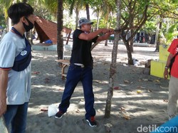 Petugas Cabut 5 Kg Paku dari Pepohonan Tepi Pantai Pangandaran