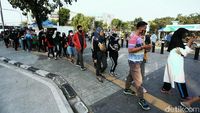 Potret Antrean Warga Mengular Panjang di Velodrome Rawamangun