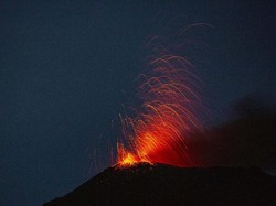 Muncul Badai Listrik saat Gunung Pacaya Erupsi