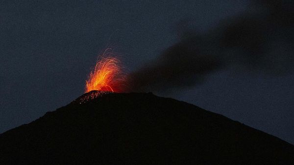 Potret Gunung Pacaya yang Muntahkan Lava Pijar
