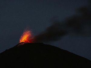 Potret Gunung Pacaya yang Muntahkan Lava Pijar