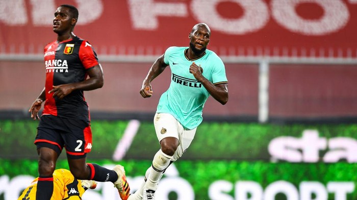 GENOA, ITALY - JULY 25: Romelu Lukaku of Inter celebrates after scoring his second goal during the Serie A match between Genoa CFC and  FC Internazionale at Stadio Luigi Ferraris on July 25, 2020 in Genoa, Italy. (Photo by Paolo Rattini/Getty Images)