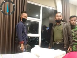 Sebelum Digerebek, Aksi Pasangan Mesum di RedDoorz Jadi Tontonan Warga